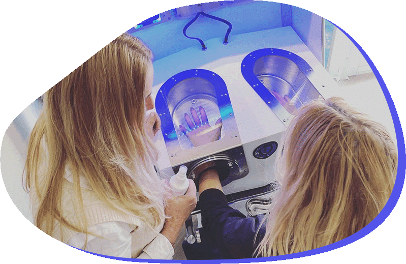 Frau bei Alpha Cooling® Behandlung